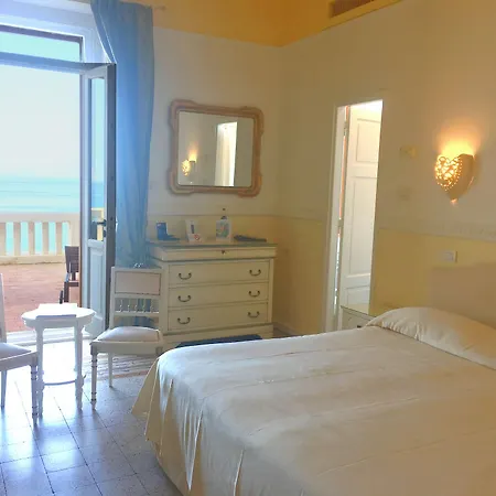 Hotel Tronas & 5*