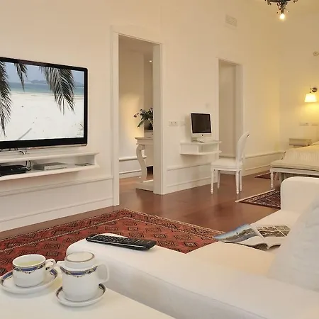 Tronas & Hotel 5*
