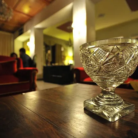 Tronas & Hotel 5*