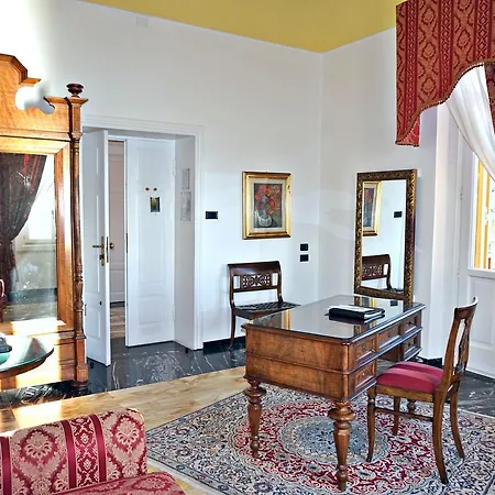 Hotel Tronas & 5*